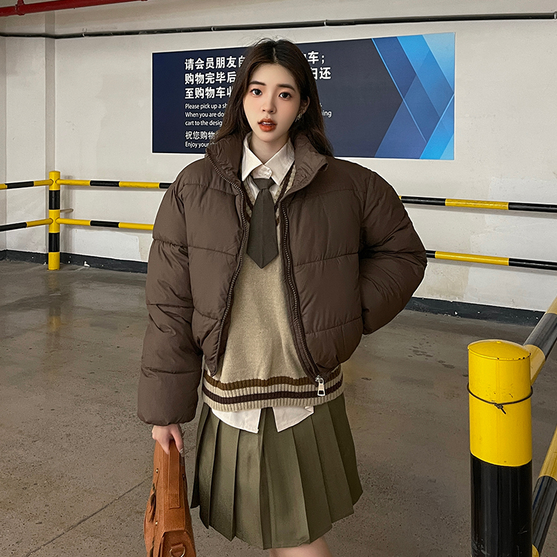 Real shot of down-padded jacket for women in winter, short Korean style, loose, small, cotton-padded jacket, trendy high-waisted bread coat