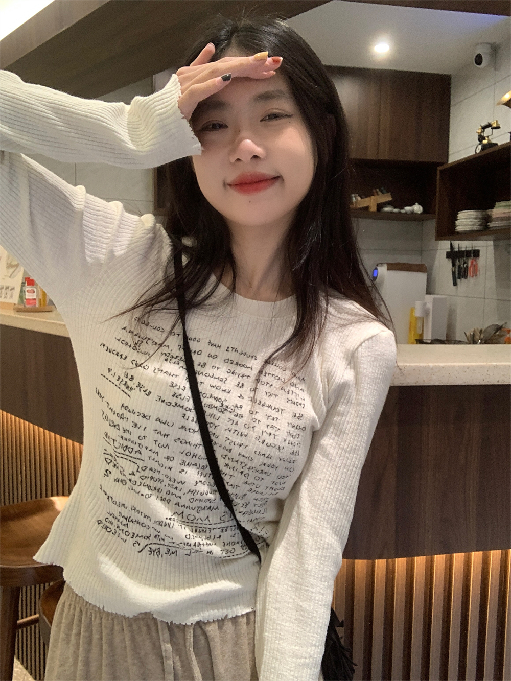 甜辣風正肩長袖字母印花T恤女秋季小眾修身顯瘦短款白色打底上衣