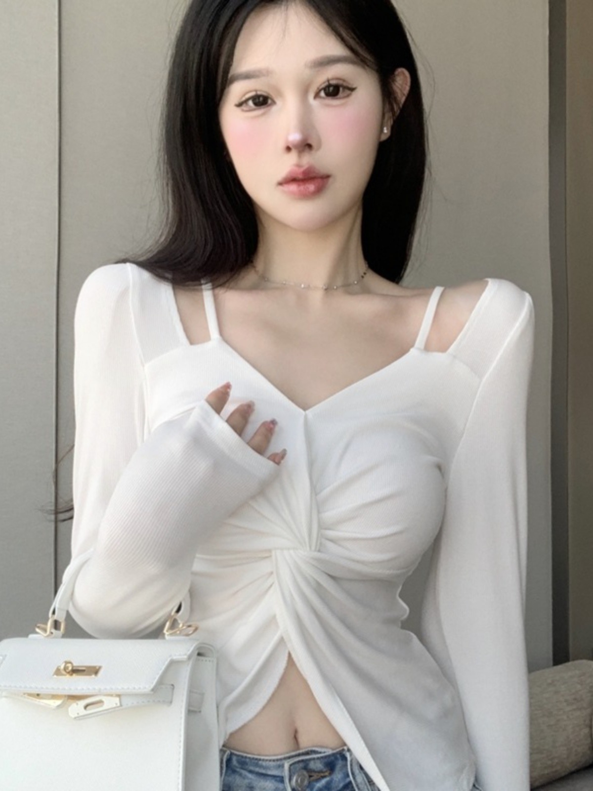 辣妹扭結V領長袖T恤打底衫女初秋設計感小眾短款高腰露臍鎖骨上衣