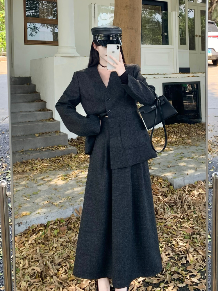 Actual shot of new light luxury design and stylish V-neck blazer + high-waist skirt thickened two-piece set
