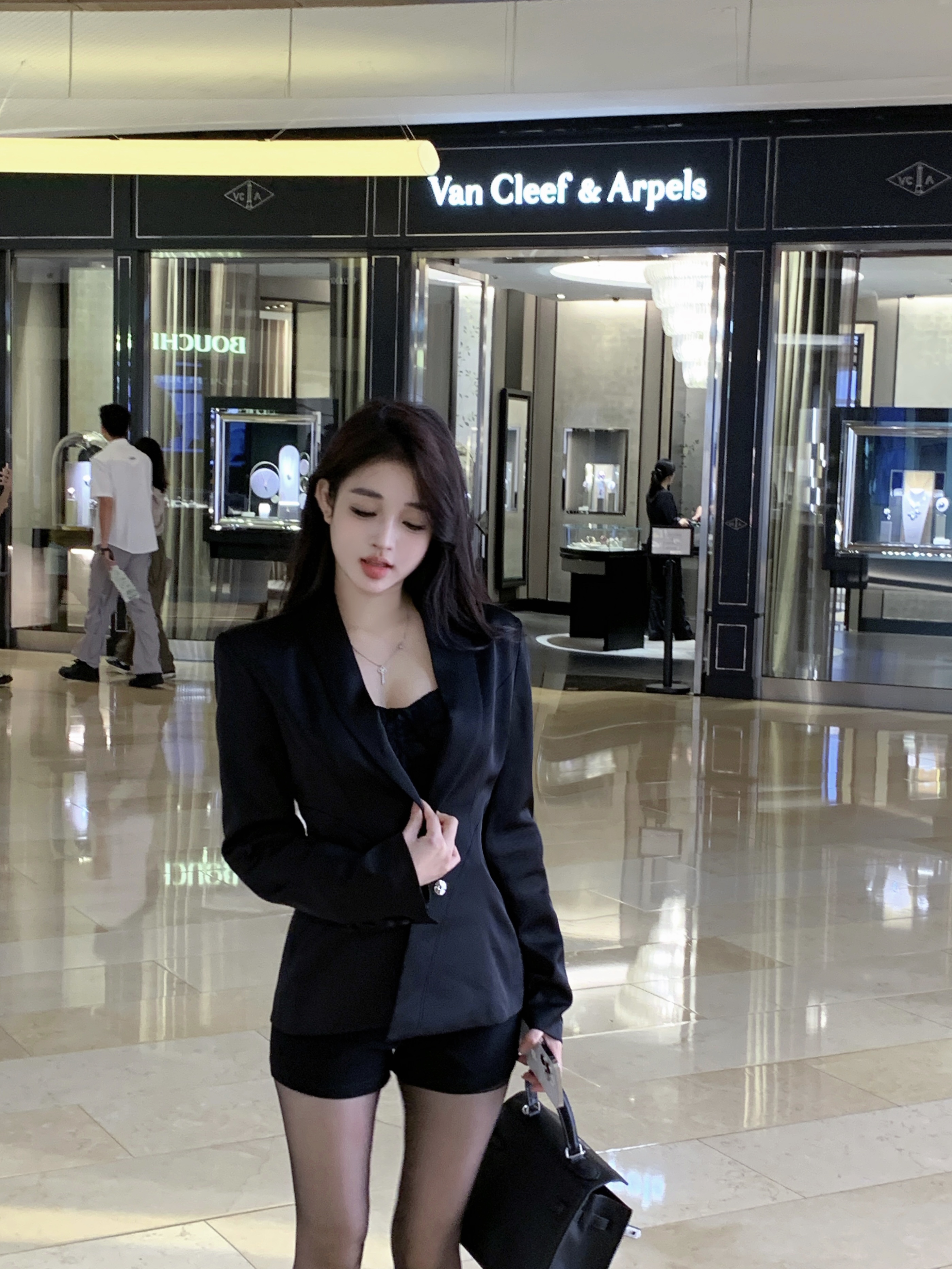 Real shot of Korean sister's black temperament slim suit jacket heavy fishbone sexy short tube top