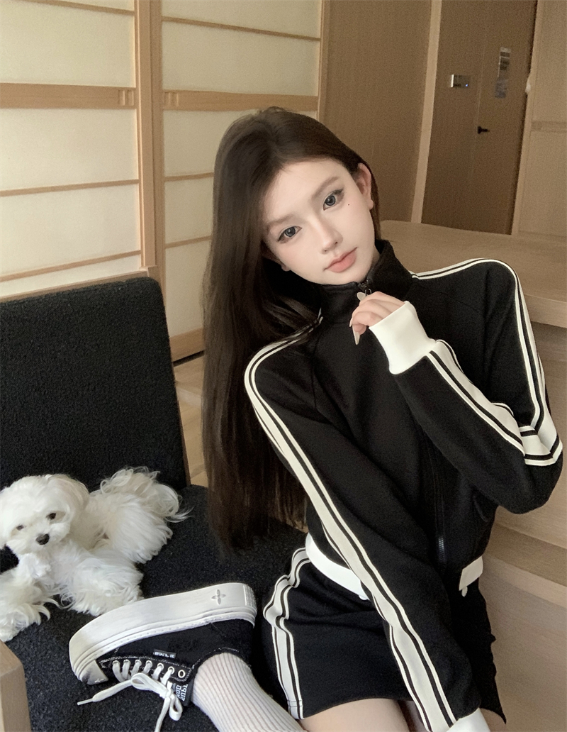 Real shot of black white-edged casual long-sleeved zipper jacket + high-waist hip-covering short skirt