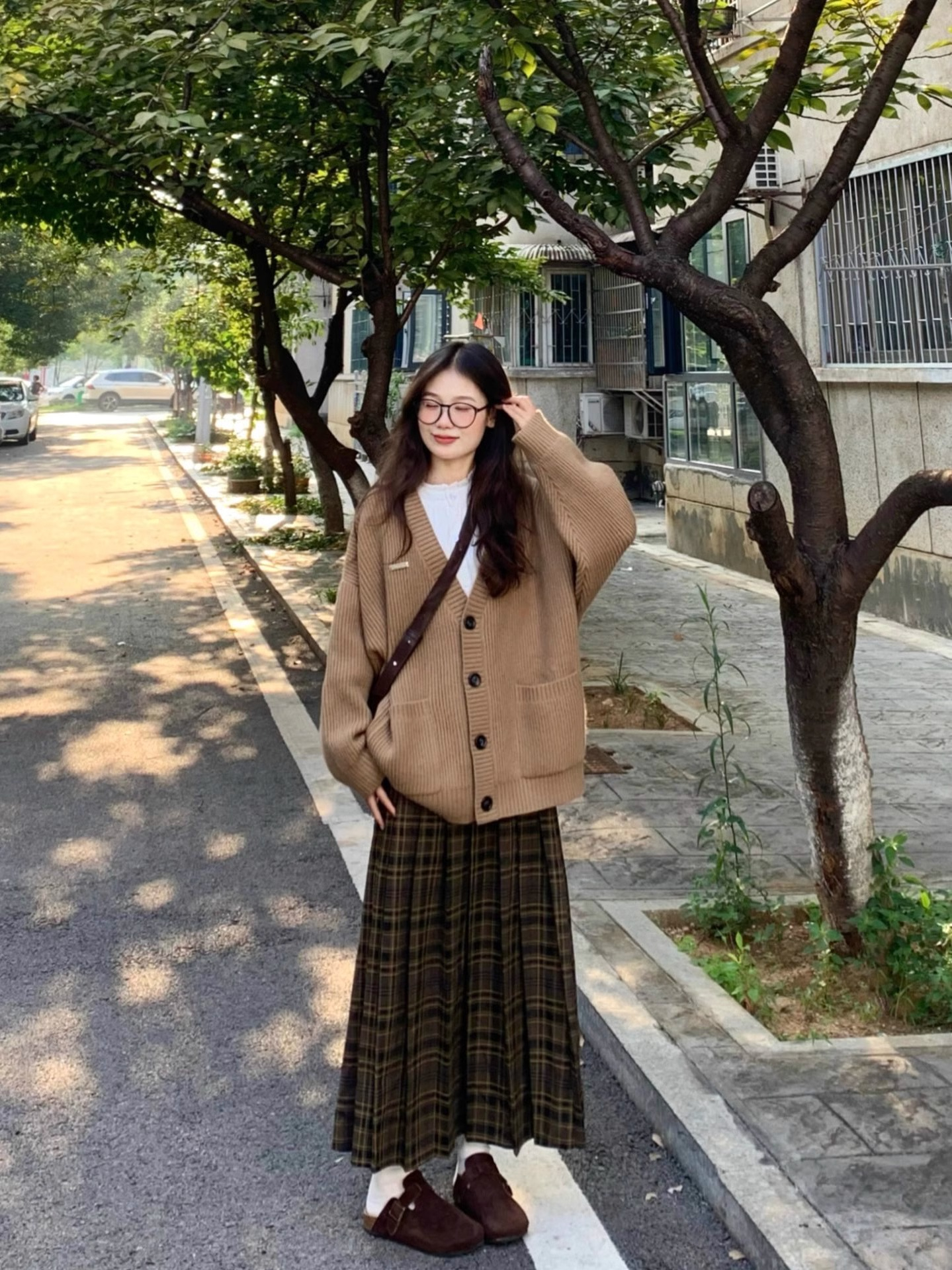 Autumn and winter tea-style outfits, a complete set of high-end college-style fashionable sweaters and skirts for small people, two-piece suits