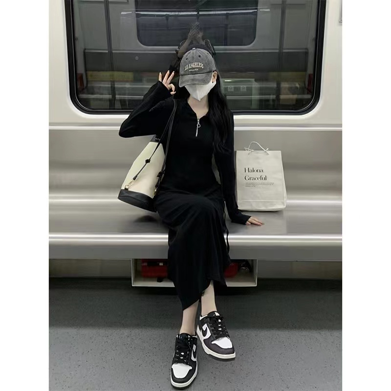 韓版休閒黑色連帽連衣裙女秋冬季2023新款半拉鏈收腰中長款裙子