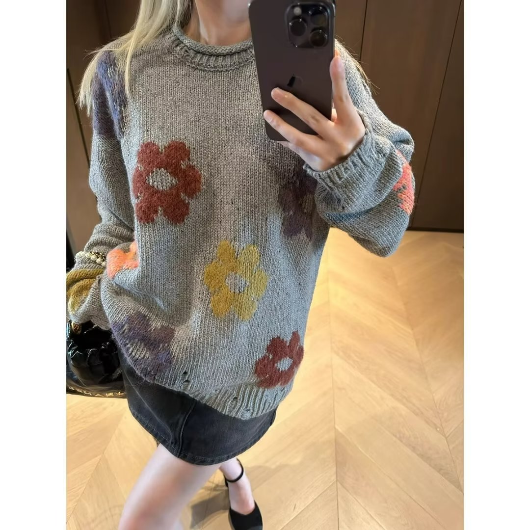 Niche 2023 autumn and winter new style lazy age-reducing gray retro flower embroidered long-sleeved wool sweater for women