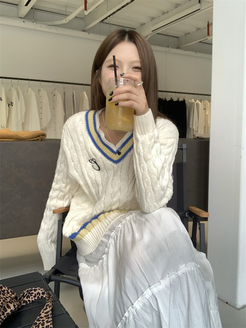 實拍~ 秋冬英倫風少女撞色V領立體麻花毛衣