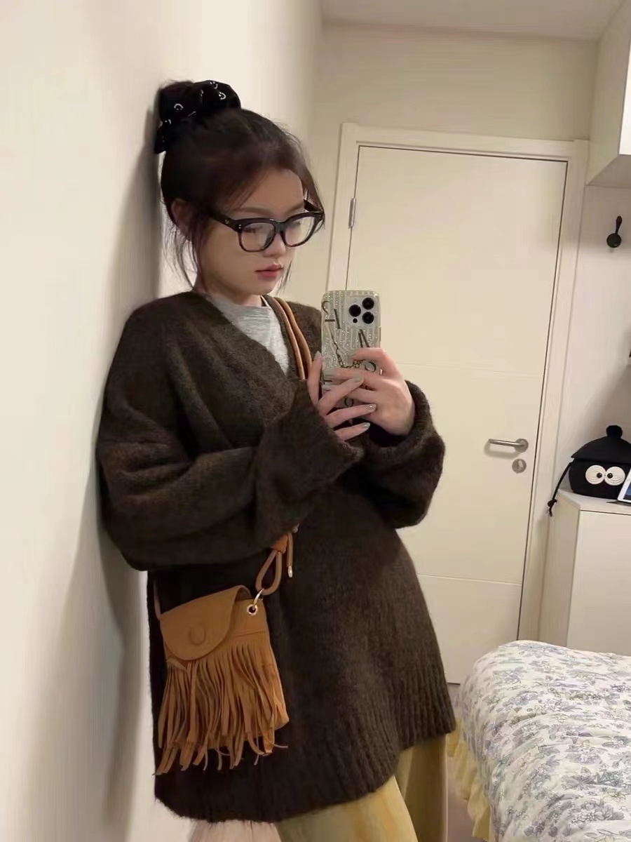 秋冬新款寬鬆慵懶大v領落肩袖套頭毛衣女外穿復古日系軟糯針織衫