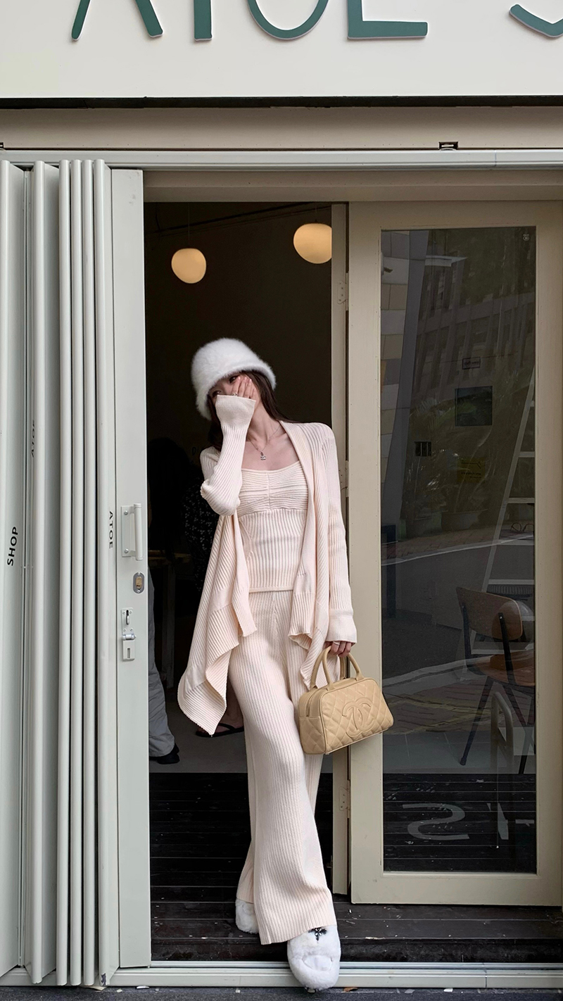 Real shot of three standard Korean style gentle and lazy style suit, slim suspender sweater, jacket, soft waxy pants three-piece set