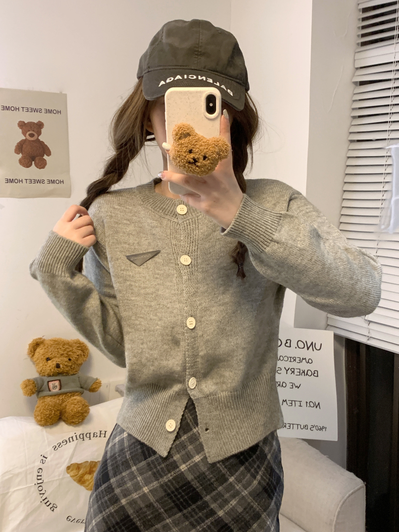 Actual shot of early autumn new women's high-end cool style short jacket knitted cardigan top design
