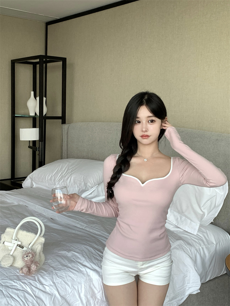 Actual shot of a pink long-sleeved T-shirt with a stylish inner layer and a slim-fitting top