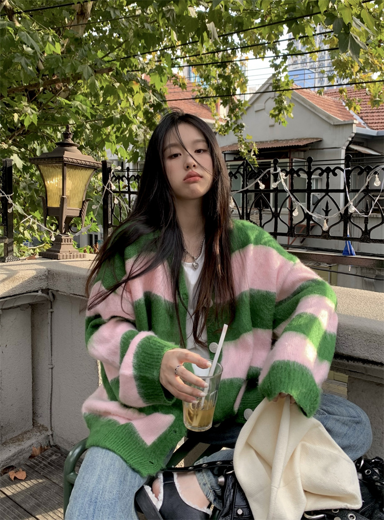 荒荒家 小眾綠粉V領條紋針織毛衣外套2023秋季新款原創減齡開衫女