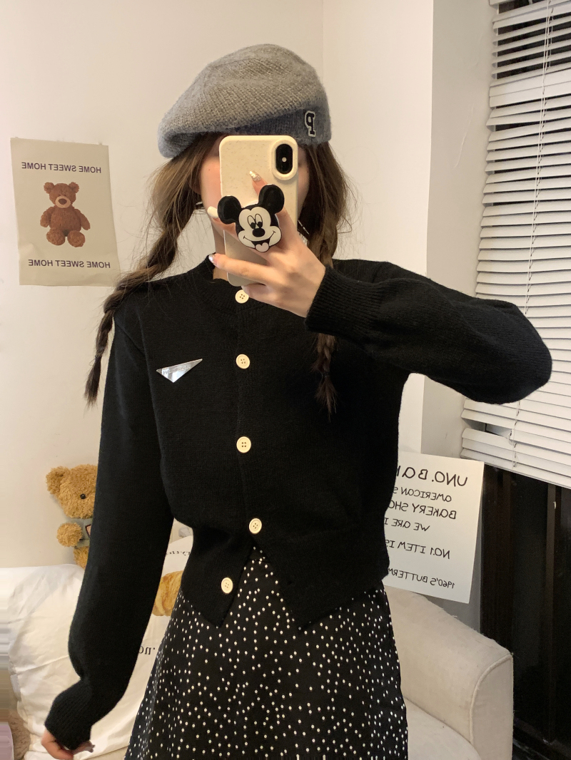 Actual shot of early autumn new women's high-end cool style short jacket knitted cardigan top design