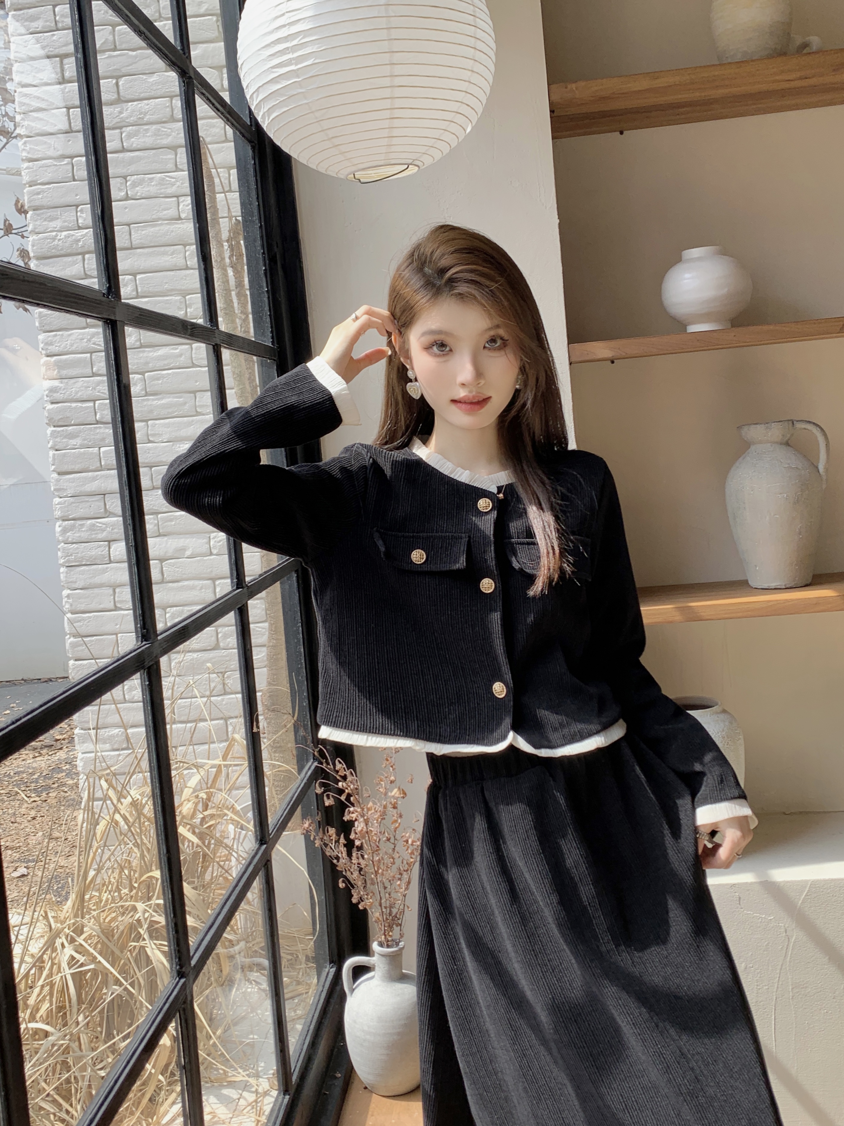 Actual shot of 2023 new autumn style Xiaoxiang style contrasting color short top jacket for women + a-line skirt suit