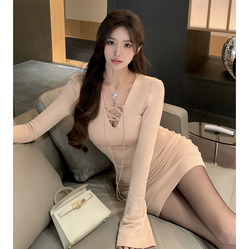 純欲性感V領長袖連衣裙女春秋新款設計高級感收腰辣妹緊身包臀裙
