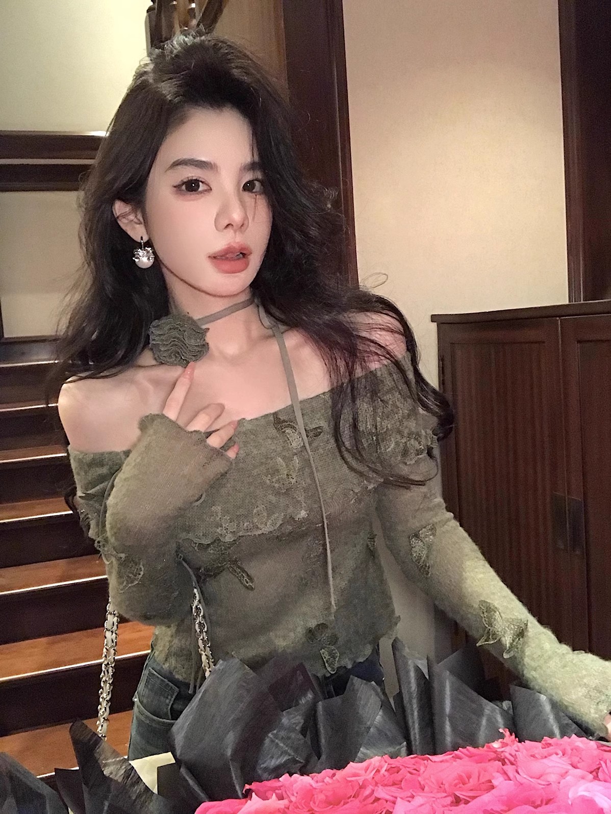 邱肉瑤 秋季新款蕾絲貼花上衣設計感小眾甜美一字領蝴蝶針織衫女