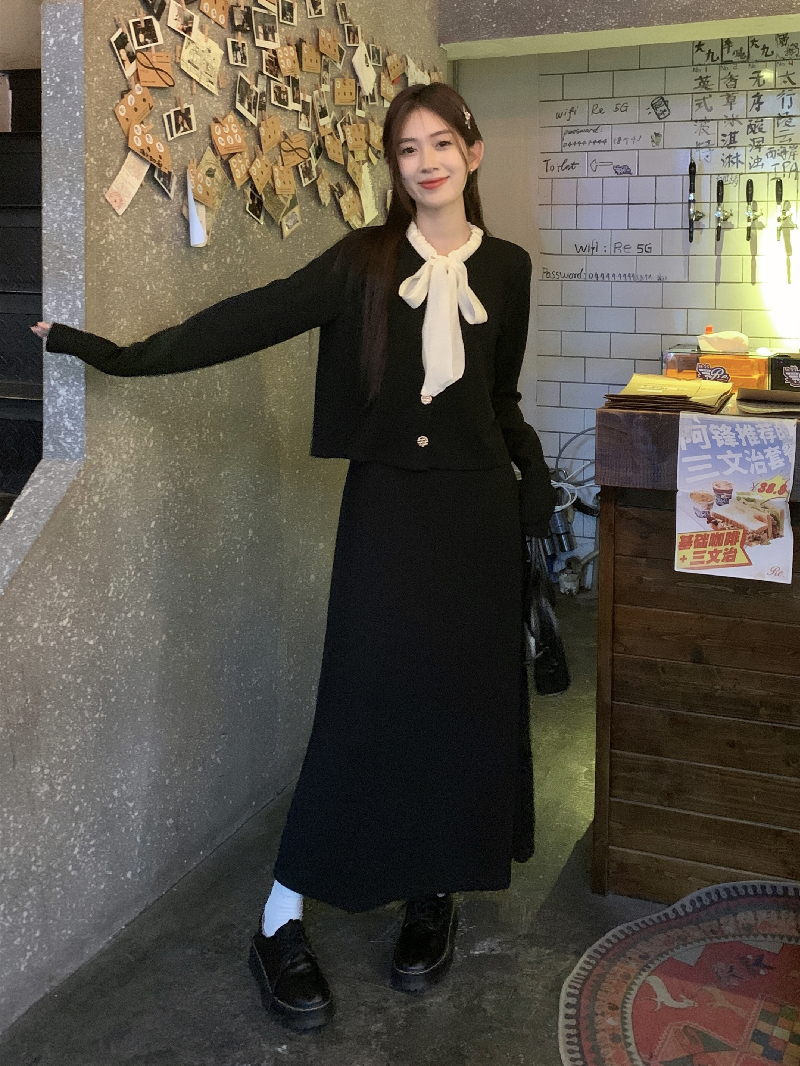 Actual shot of French-style goddess Fan Xiaoxiang’s two-piece bow top jacket + suspender dress set
