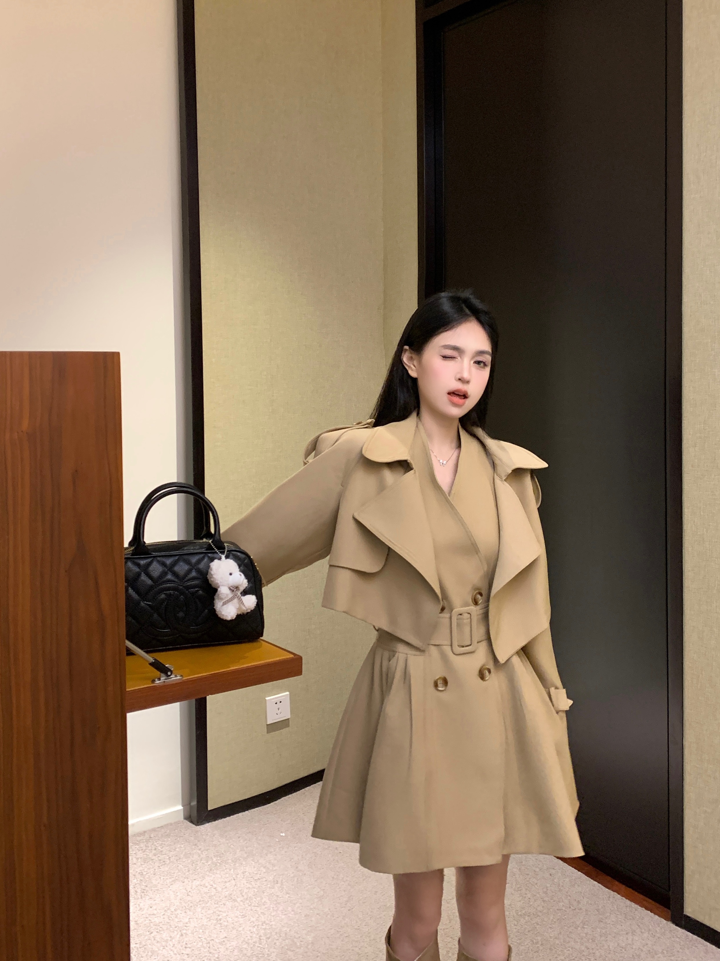 Actual shot of autumn high-end khaki windbreaker jacket two-piece waist-cinching halterneck dress suit
