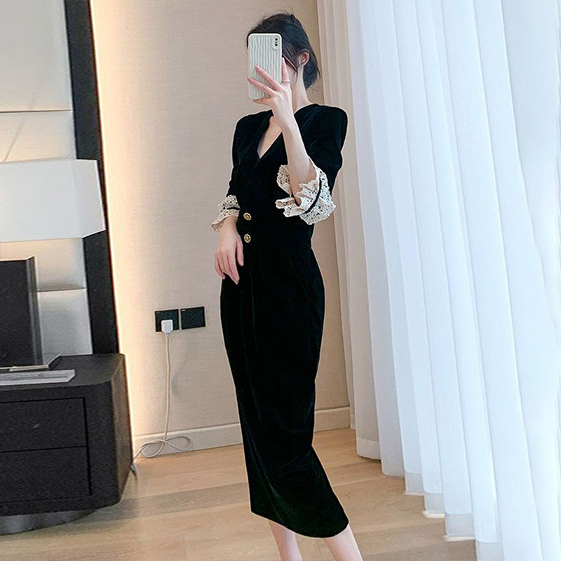 Retro velvet long-sleeved black dress women's autumn and winter wear 2023 new Hepburn style high-end hip-covering long skirt