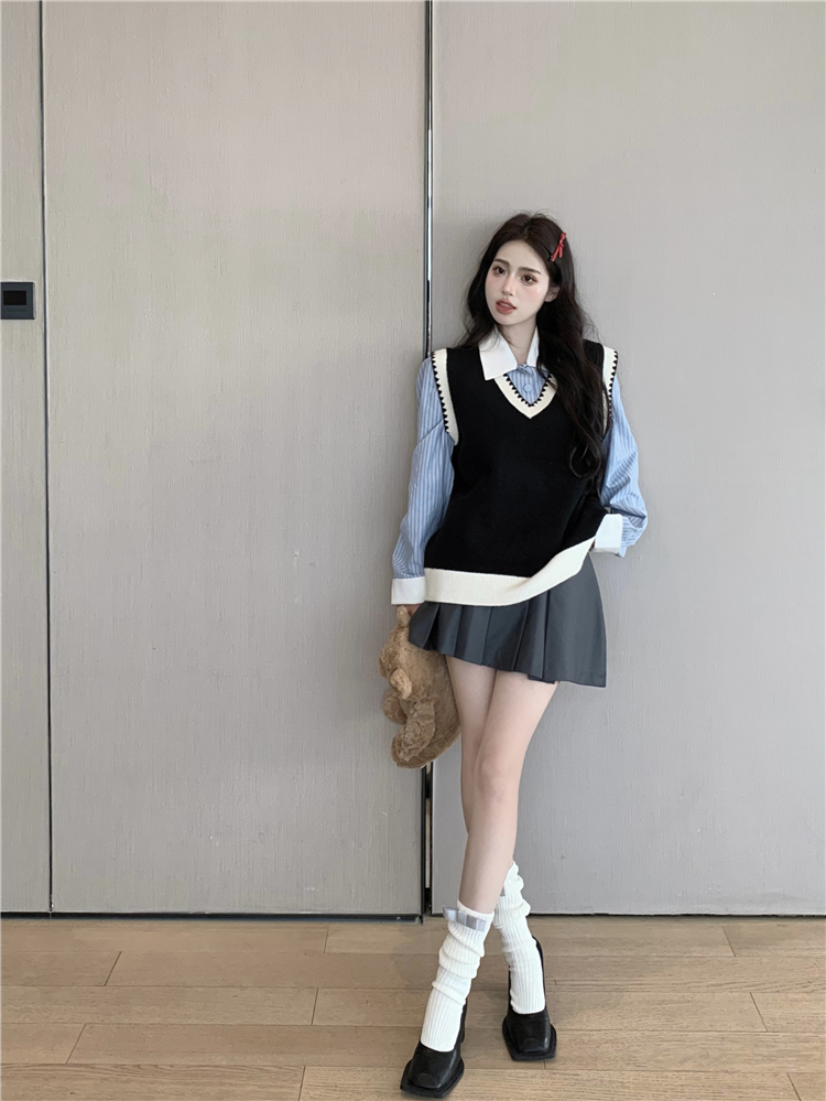 Real shot!  V-neck knitted vest blue contrast shirt top pleated skirt Korean drama three-piece set