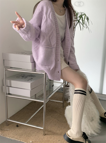 Real shot of ms Tianmomo early autumn slimming and gentle purple knitted cardigan design lazy sweater