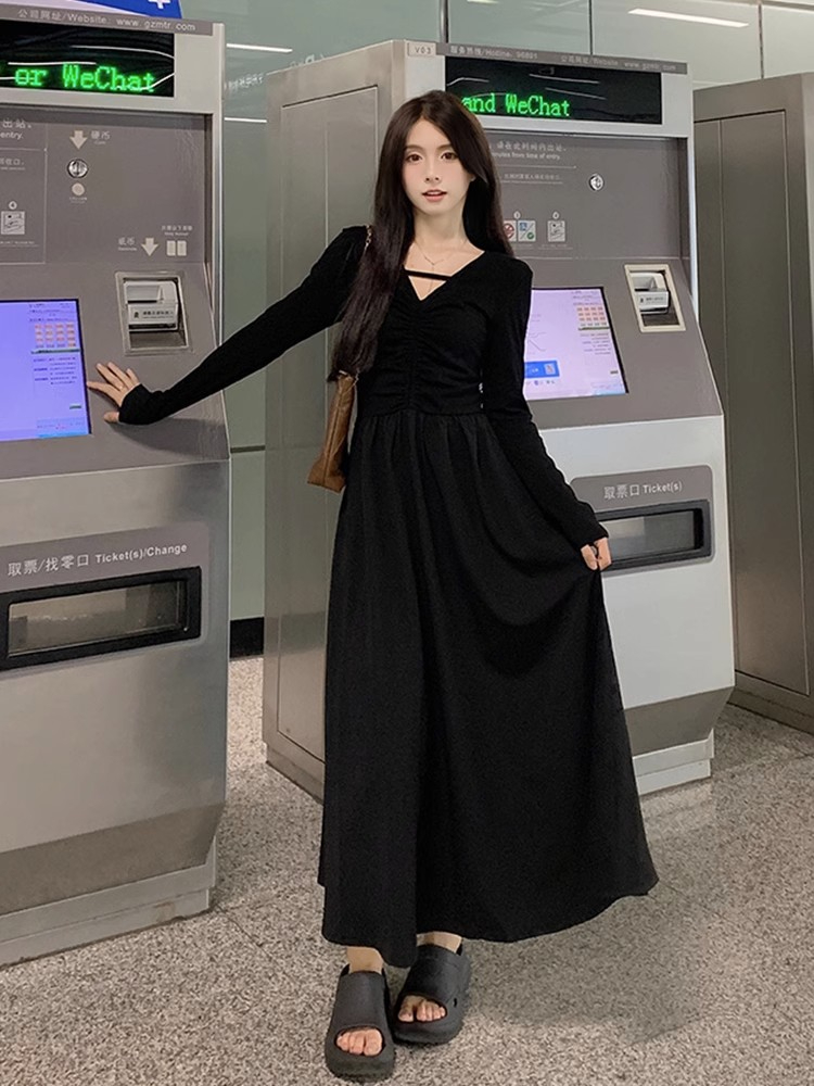 法式v領長袖連衣裙2023新款女早秋新款設計感小眾收腰顯瘦長裙子