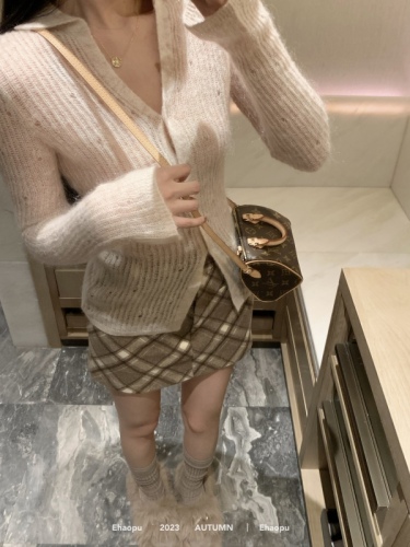 Actual shot of Nuonuo Hakimi mohair lapel ripped sweater Maillard preppy skirt