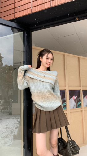 Real shot of contrasting color gradient one-shoulder off-shoulder knitted pullover sweater + high-waisted pleated skirt for women