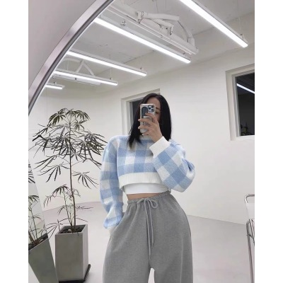 South Korea's Dongdaemun 2023 early autumn new contrasting plaid short style slim and versatile round neck long-sleeved pullover sweater for women