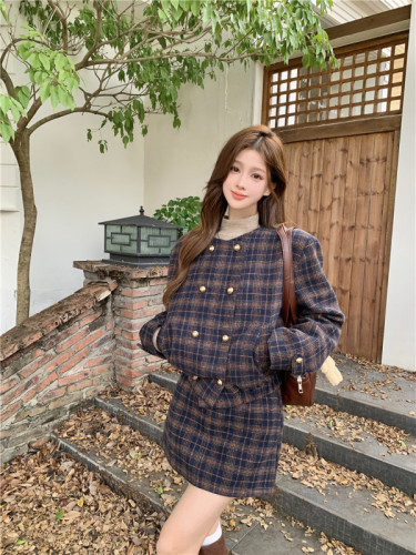 Actual shot of new autumn and winter French retro plaid woolen short coat + A-line skirt hip-covering skirt suit
