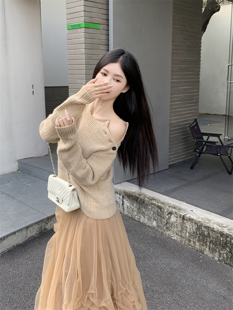 Real shot Autumn and winter temperament design niche slimming off-shoulder knitted sweater jacket