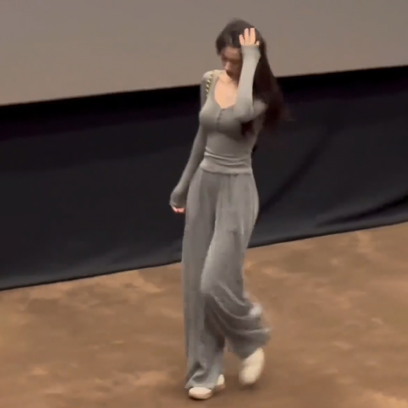 灰色v領t恤女2023新款早秋季內搭打底衫修身顯瘦甜辣緊身長袖上衣