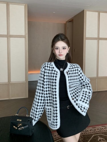 Actual shot of small fragrant style coat, autumn houndstooth plaid mink velvet sweater for women, short style, stylish and versatile, round neck for women