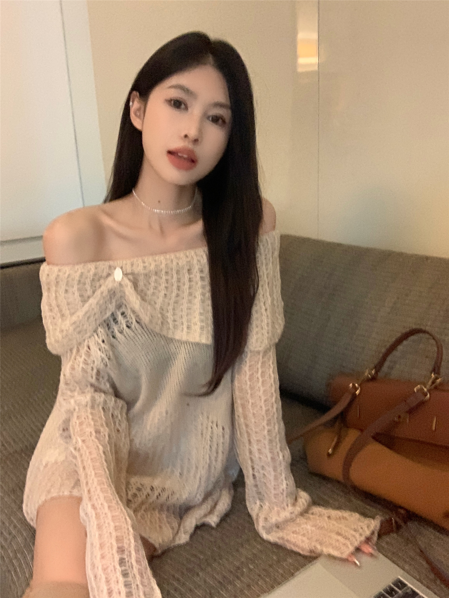 實拍~一字肩翻領露肩寬鬆鏤空設計感馬海毛毛衣女