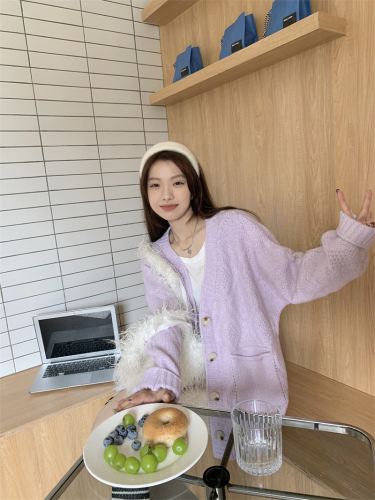 Real shot of ms Tianmomo early autumn slimming and gentle purple knitted cardigan design lazy sweater