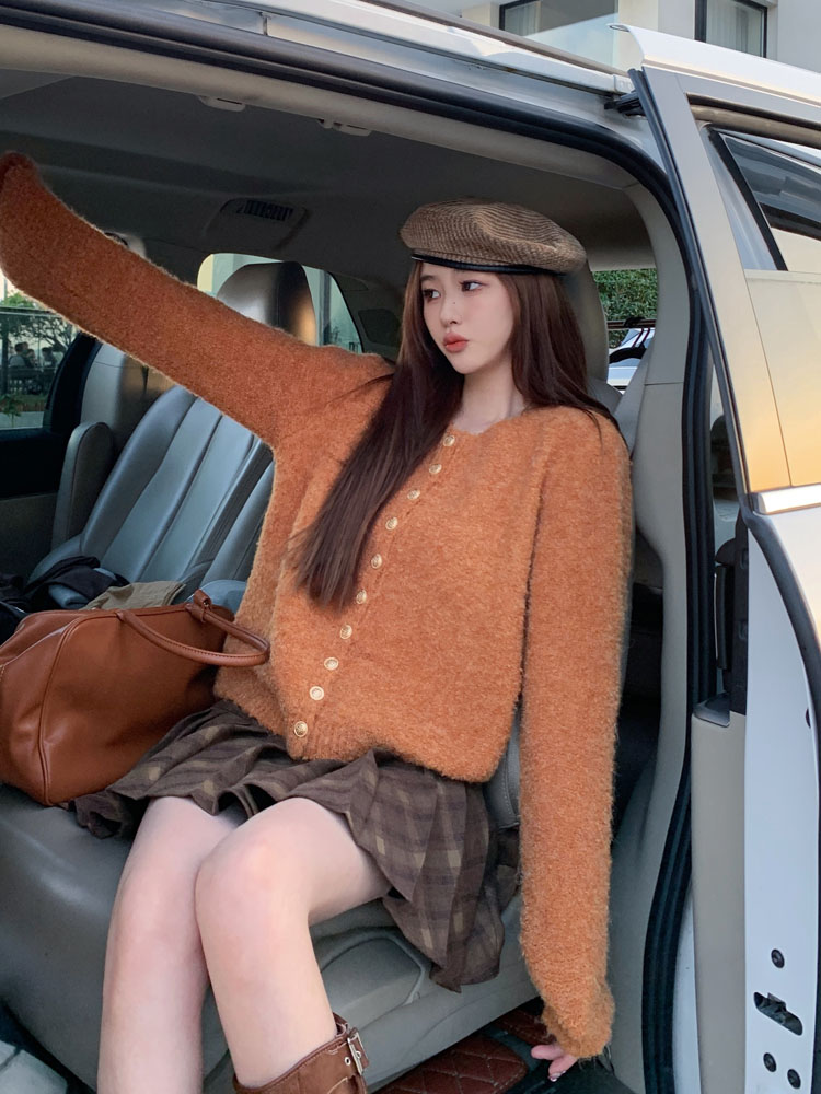 Actual shot of Korean style soft and waxy wool cardigan for autumn and winter, lazy sweater + Merad wearing pleated skirt