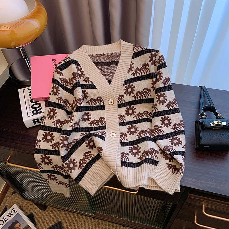 Short woolen sweater cardigan 2023 women's autumn new cashmere shawl fashionable jacquard knitted sweater jacket top