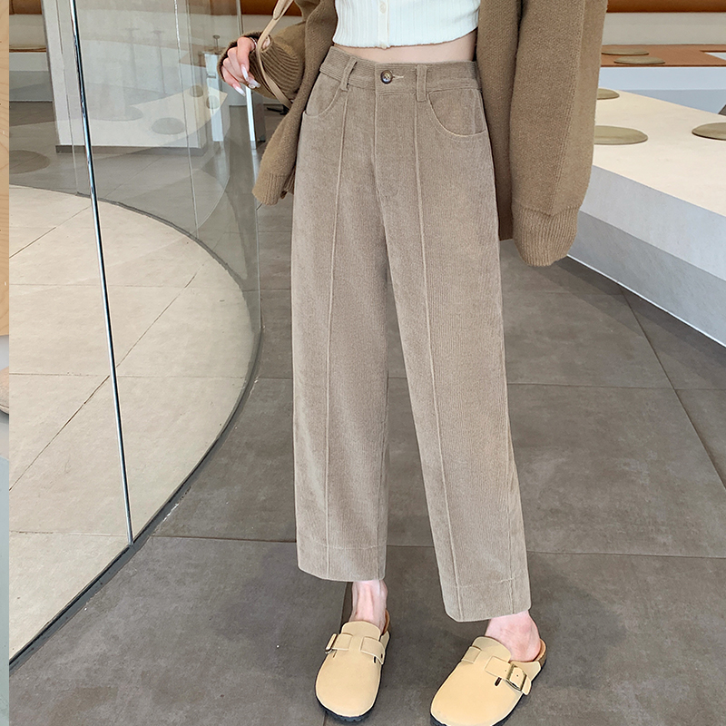 Real shot of college-style wide-leg pants for women in autumn and winter. Drapey slim pants. Loose and versatile high-waisted corduroy straight nine-point pants.