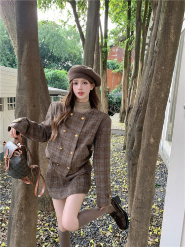 Actual shot of new autumn and winter French retro plaid woolen short coat + A-line skirt hip-covering skirt suit