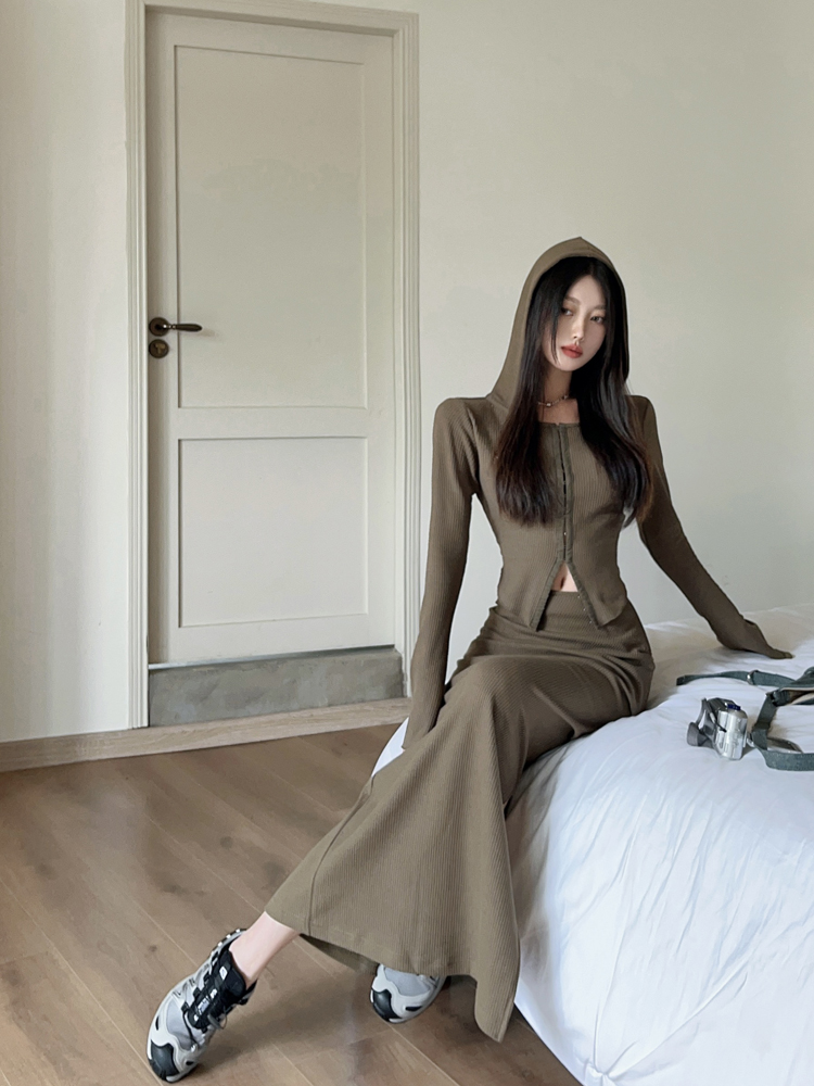 Real shot of hooded top, high-waisted skirt, hot girl suit, women's autumn outfit, complete set