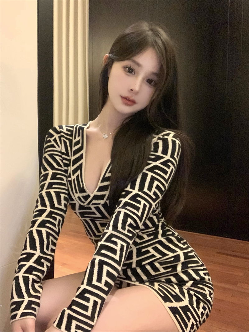 Real shot of new autumn deep V slim sexy hip-hugging dress