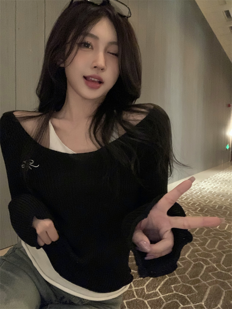 Actual shot of autumn new halterneck casual temperament niche fake two-piece design long-sleeved sweater for women
