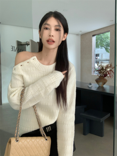 Real shot Autumn and winter temperament design niche slimming off-shoulder knitted sweater jacket