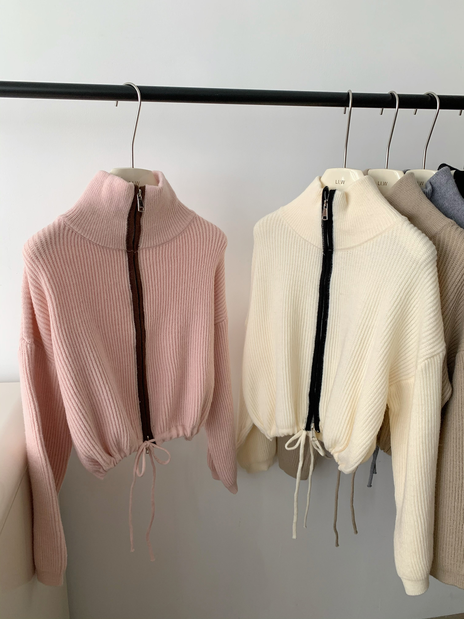 Yang Paopao shows whiteness and enhances temperament, hem drawstring zipper sweater jacket for women autumn contrast color short sweater