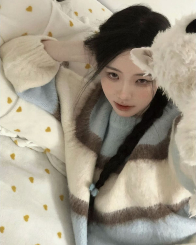 條紋露肩毛衣女秋冬2023新款設計感小眾溫柔系甜美學生針織衫上衣