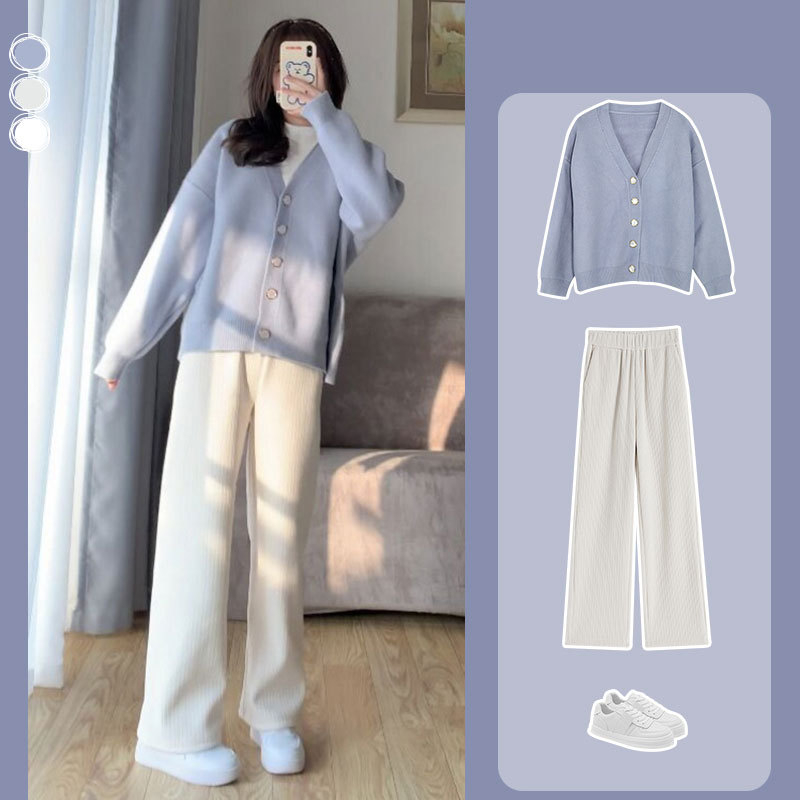 Lazy girl wears a milk blue sweater and wide-leg pants two-piece suit for autumn and winter. It can be salty, sweet, fashionable and gentle.