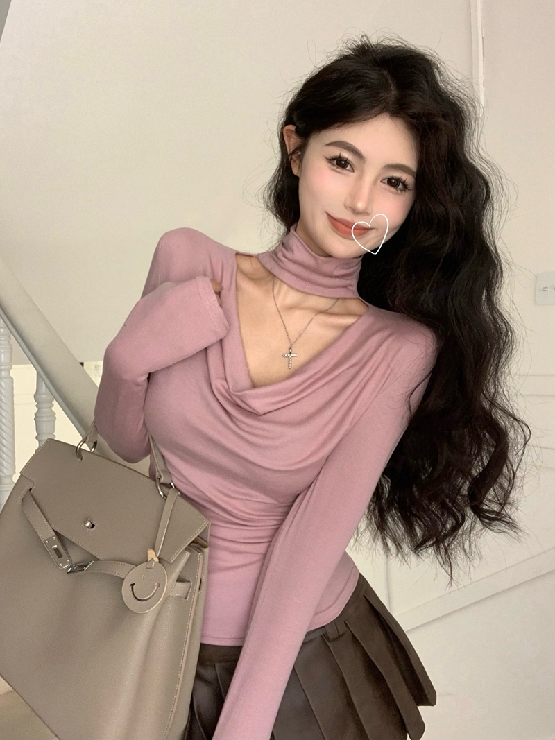 Real shot of gentle and pure autumn style long-sleeved T-shirt with hollow collar and hollow design for hot girls to wear inside and outside.