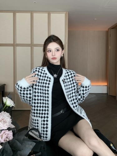 Actual shot of small fragrant style coat, autumn houndstooth plaid mink velvet sweater for women, short style, stylish and versatile, round neck for women