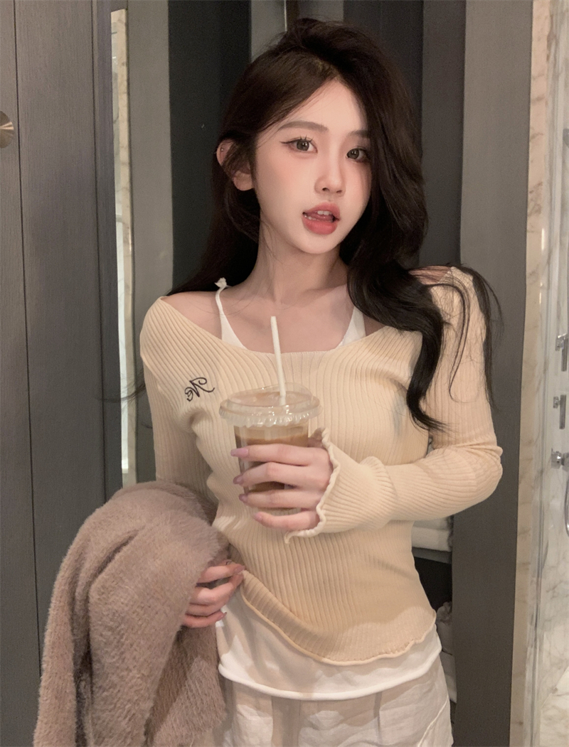 Actual shot of autumn new halterneck casual temperament niche fake two-piece design long-sleeved sweater for women