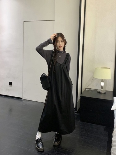 Actual shot of Maillard's stylish coffee-colored PU leather vest dress for autumn new V-neck pleated A-line long skirt suit
