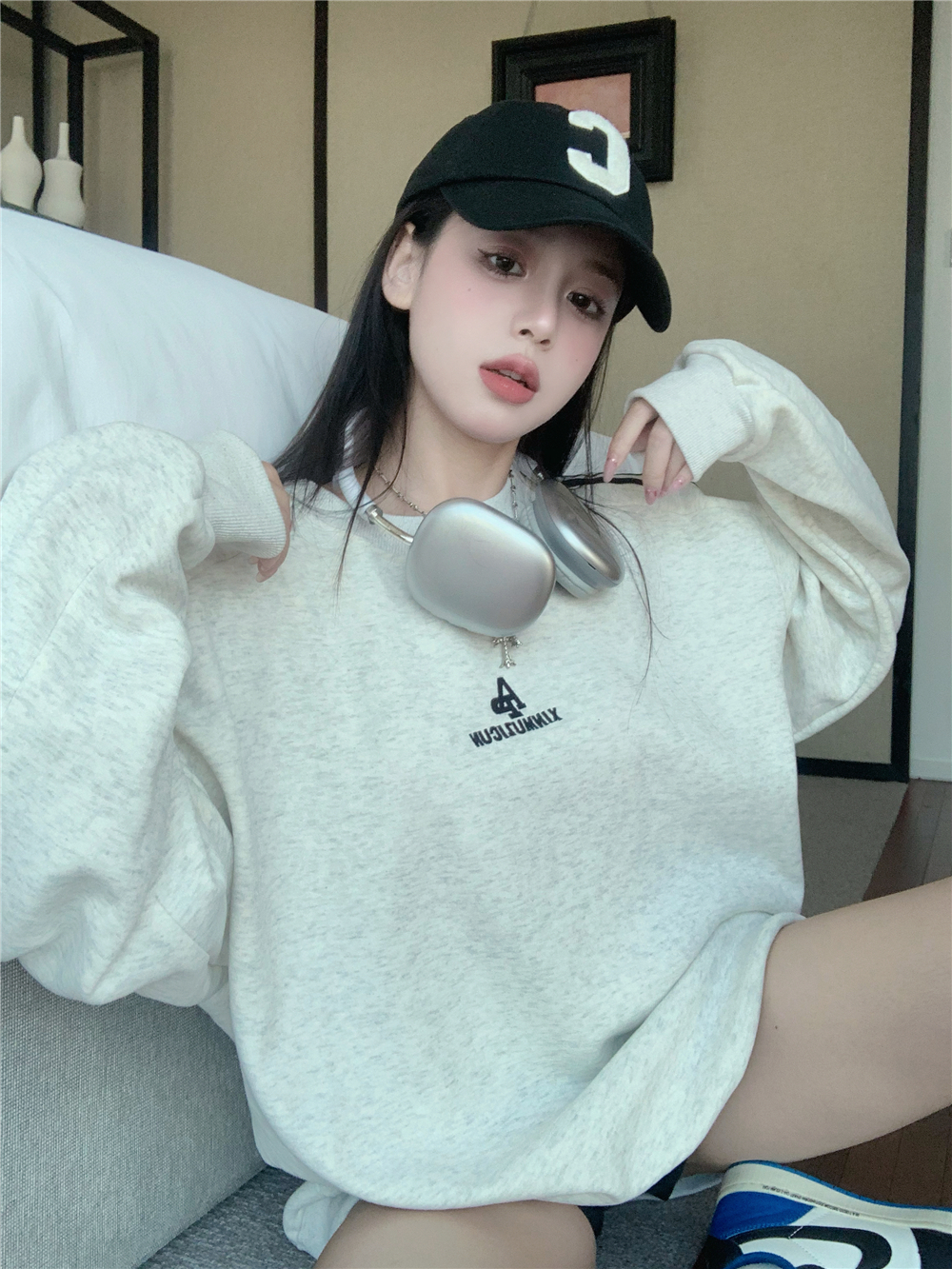 The back collar is non-pilling and equipped with cotton screw thread. Imitation cotton Chinese cotton composite 310g thin sweatshirt for women with round neck and letter embroidery.